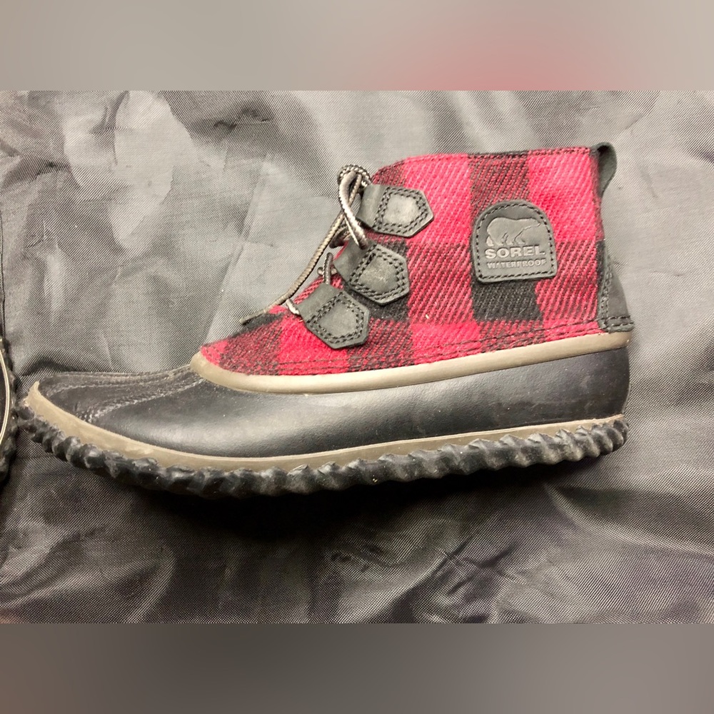 Sorel Out N About Buffalo Lace Up Waterproof Boots. Like new. Size 9